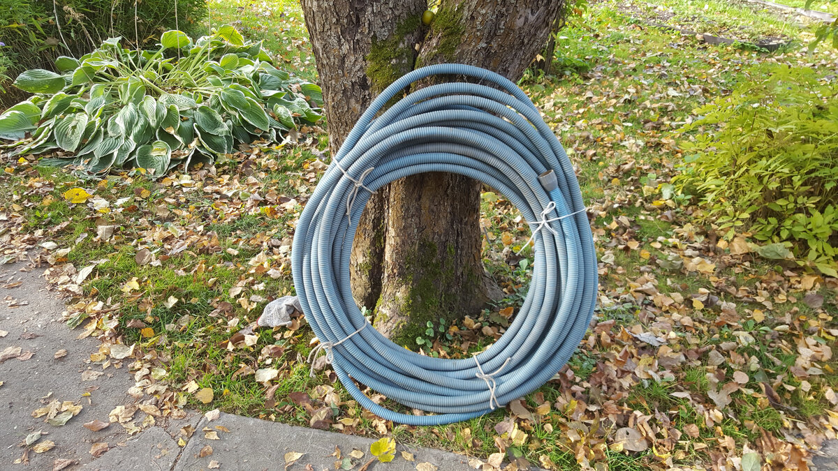 Древний поливочный шланг из гофротрубы. Фото автора