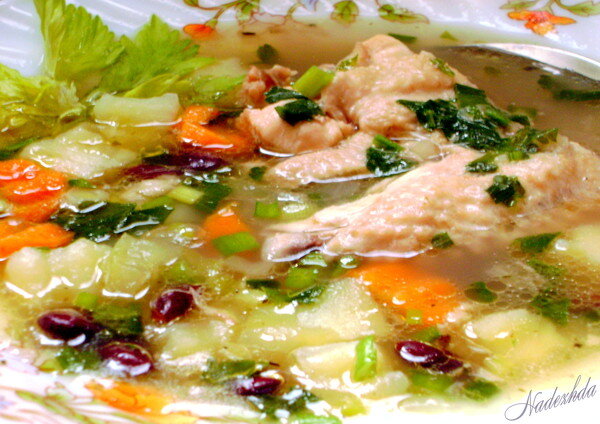 Суп из курицы с сельдереем и фасолью