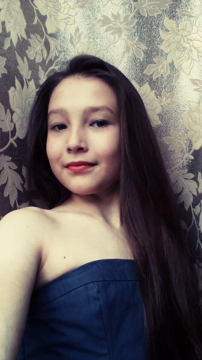 Әлбиттә,  еңеүсе ҡыҙҙы, үткән айҙарҙағы кеүек үк, "Аманат" журналы редакцияһы үҙе  һайлап, билдәләй. Ә "Бәйләнештә" сайтындағы төркөмөбөҙҙөң  яҙылыусыларына беҙ "Дуҫтар һөйөүе" номинацияһында еңеүсене билдәләү  мөмкинлеген бирәбеҙ. Йәғни, төркөмдәге альбомда кемдең фотоһы иң күп  лайк йыя, шул номинацияға эйә була.Нисек тауыш бирергә?✓  Тәүҙә "Бәйләнештә" сайтындағы беҙҙең төркөмгә ТЕРКӘЛЕРГӘ. Кемдәр  төркөмдә юҡ - уларҙың "лайыҡ"тары иҫәпкә алынмай. Шулай уҡ тауыш биреү  бөткәнсе, йәғни 15 октябргә тиклем төркөмдә ҡалыу шарт. Кем дә кем  төркөмдән сығып китә - уларҙың "лайыҡ"тары иҫәпкә алынмай. Беҙ махсус  программа ярҙамында уларҙың иҫәбен ҡарап барабыҙ.✓ "Ҡарасай һылыуы" альбомына  инергә һәм үҙегеҙгә оҡшаған ҡыҙҙың фотоһы аҫтына "лайыҡ" ҡуйырға.  Дуҫтарға ла альбомға һылтанманы ебәрергә мөмкин, тик улар беренсе  пунктты үтәргә тейеш.✓ 15 октябрҙә, көндөҙгө сәғәт 15:00 тауыш  биреү туҡтатыла. Шуға тиклем мөмкин тиклем күберәк тауыш йыйып ҡалырға  ашығығыҙ. Тағы бер ҡат иҫкәртәбеҙ, иң күп "лайыҡ" йыйған һылыуға "ДУҪТАР  ҺӨЙӨҮЕ" номинацияһы бирелә һәм уның турала мәғлүмәт беҙҙең сайтта,  социаль селтәрҙәрҙә донъя күрә.Бына ул беҙҙең һылыуҙар:Ева Пыжьянова, Туймазы районының Серафимовка ауылынан:“Серафимовка  ауылының 3-сө мәктәбендә белем алам. Урыҫ ҡыҙы булыуыма ҡарамаҫтан,  тырышып, яратып башҡорт телен өйрәнәм. “Аманат” журналының һәр һанын  түҙемһеҙләнеп көтөп алам. Мәктәптә үткәрелгән бөтә конкурстарҙа  ҡатнашам. Иң яратҡан шөғөлдәрем: бейеү, йырлау, һүрәт төшөрөү, әсәйемә  ярҙам итеү.Үҫкәс мин уҡытыусы булырға хыялланам”.Ләйлә Ишдәүләтова, Салауат ҡалаһынан:“Миңә  – 9 йәш. Салауат ҡалаһындағы 25-се Башҡорт гимназияһының 3-сө синыфында  белем алам. Башҡортса йырларға, бейергә яратам. Данис ҡустым менән  "Аманат" журналын яратып уҡыйбыҙ”.Сөмбөл Йосопова, Учалы районының Ҡаҙаҡҡол ауылынан:"Әлеге  ваҡытта мин Бәләкәй Ҡаҙҙаҡол мәктәбенең 8-се синыфында "4"-ле һәм"5"-ле  билдәләренә генә уҡыйым. Мәктәп, район, республика кимәлендә үткән  конкурстарҙа актив ҡатнашам һәм урындар яулайым. Бейергә, йырларға һәм  төрлө музыка ҡоралдарында уйнарға яратам. "Ирәмәл" бейеү ансамблендә  алтынсы йыл шөғөлләнәм, вокал, думбыра, ҡурай, ҡумыҙ дәрестәренә  йөрөйөм. "Байыҡ", "Сулпылар" телевизион конкурстарында ла ҡатнаштым".Эльмира Булатова, Йылайыр районының Һабыр ауылынан:“ Миңә – 13 йәш. 7-се синыфта белем алам.Мин  спорт менән шөғөлләнергә яратам. Теннис, футбол, волейбол ярыштарында  ҡатнашам. Буш ваҡытымда китап уҡыйым. Ҙурайғас фармацевт булырға  теләйем”.Миләүшә Ғиниәтуллина, Белорет районының  Ботай ауылынан:“Миңә – 12 йәш. 6-сы синыф уҡыусыһымын.Сәскәләр үҫтерергә яратам. Сәскәнән дә нығыраҡ бесәйемде бик тә яратам мин”.