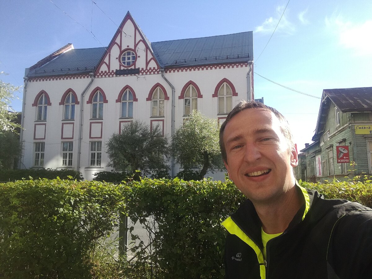 На пробежке в г.Сортавала. Здание - Дом Библии