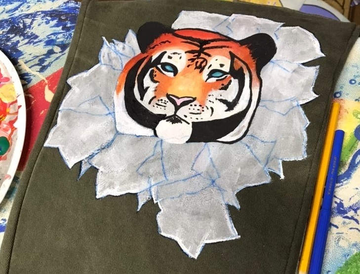 Начала красить.