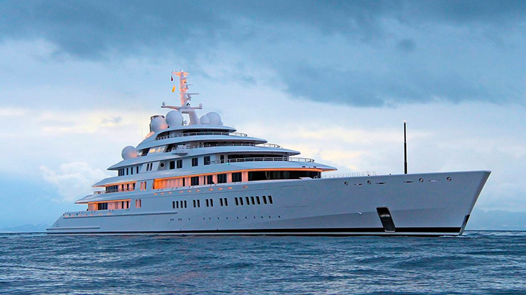 Мега-яхта Azzam, построенная в 2013 году занимает четвертую строчку в списке самых больших яхт в мире, ее длина составляет 180 метров. Это, примерно, как два футбольных поля. Владельцем этого судна является Халифа ибн Зайд Аль Нахайян, президент ОАЭ и эмир Абу-Даби.
