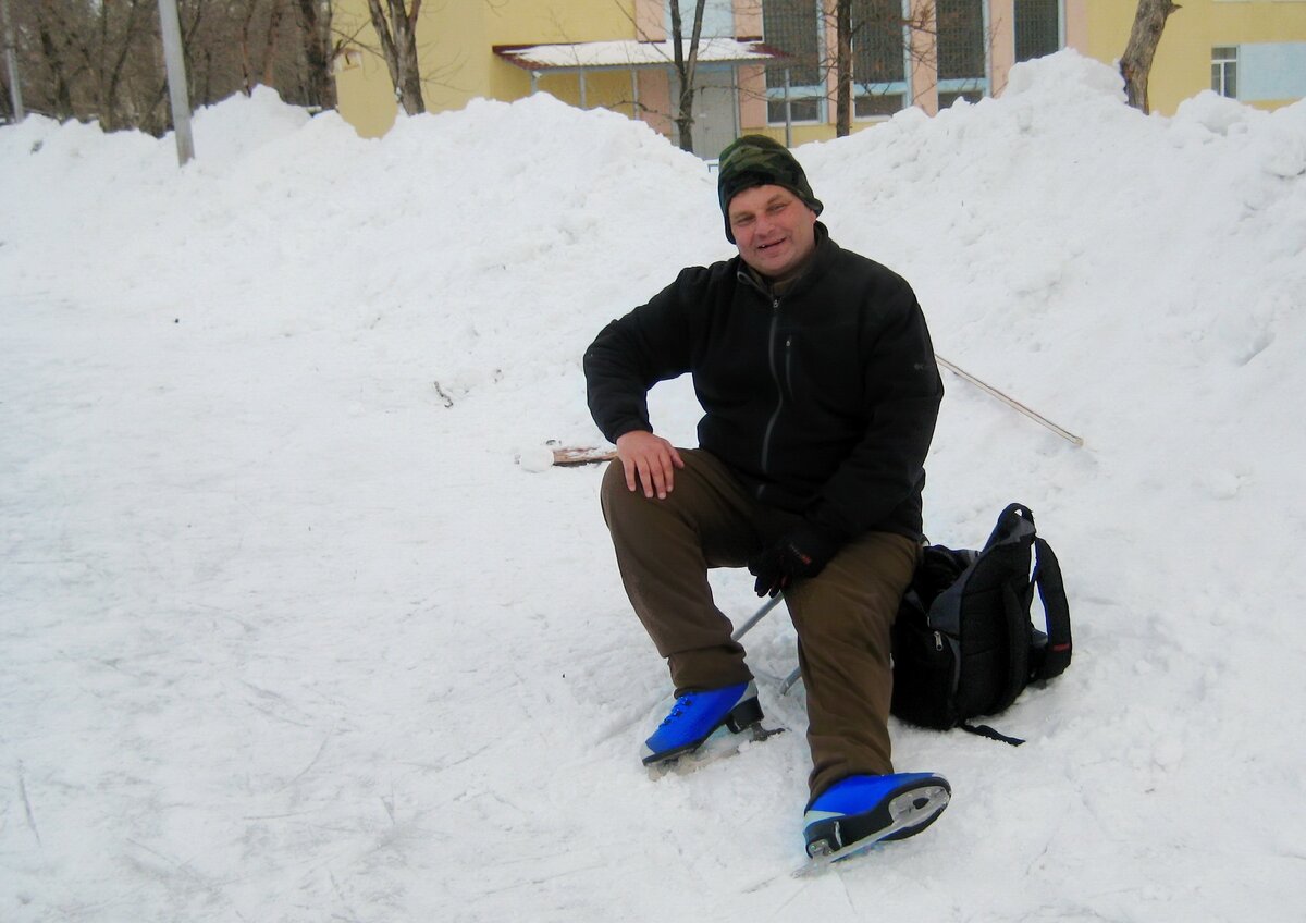 Собственно говоря, на фото автор, на прогулке с внуком, лет пять назад , на самом начале шестого десятка