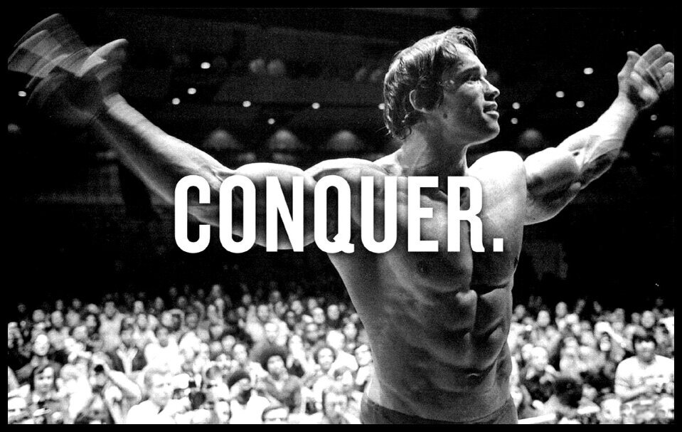 
В повседневной жизни мы часто сталкиваемся с цитатами известных людей, и они зачастую способны каким-то образом повлиять на нас и наше мировоззрение. Сегодня мы посмотрим на 10 цитат из мира бодибилдинга, сказанные непосредственно теми, кто мотивировал и продолжает мотивировать нас либо заниматься бодибилдингом, либо говорить о нём, либо всё вместе. Поехали!

10. Маркус Рул: «Я «качаюсь» не для здоровья, а для того, чтобы стать больше».
Фото из предложенных в Яндекс.Картинках
Фото из предложенных в Яндекс.Картинках
Надо сказать, Маркус всегда следовал этому кредо. Этот гигант из Германии по-прежнему считается одним из самых огромных (особенно, в плечах) и самых сильных бодибилдеров за всю историю профессионального бодибилдинга.

9. Ли Лабрада: «Будучи бодибилдером, я завёл много хороших друзей. Но только некоторым из них я доверю сделать мне массаж».
Фото из предложенных в Яндекс.Картинках
Фото из предложенных в Яндекс.Картинках
За свою соревновательную карьеру Ли получил больше 22 разных наград и трофеев. Сейчас он владеет брендом спортивного питания Labrada Nutrition, тренирует сына Хантера и сопровождает его на пути в профессиональный бодибилдинг, а также пишет статьи и книги о тренировках и питании. Что касается цитаты, то она звучит странно. Предположу, что под массажем имеется в виду поддержка здоровья и здоровье в целом, ведь его кому попало не доверишь, даже не всем товарищам и друзьям. Совместные тренировки – дело хорошее, но думать о здоровье своего тела надо и за пределами зала.

8. Шон Рэй: «Если ты не придерживаешься чёткого плана в питании, то в бодибилдинге тебе делать нечего».
Фото из предложенных в Яндекс.Картинках
Фото из предложенных в Яндекс.Картинках
Трудно поспорить с участником более, чем 30 турниров, на которых он в основном был в пятёрке лучших, не говоря уже о том, что был одним из самых эстетичных атлетов всех времён.

7. Ли Хейни: «Ешь соразмерно той тренировке, какая тебе предстоит, а не той, какая прошла. И никогда не ешь больше того, что не сможешь «сжечь» в зале».
Фото из предложенных в Яндекс.Картинках
Фото из предложенных в Яндекс.Картинках
Наставление по питанию от 8-кратного «Мистера Олимпия»! Как правило, после таких слов все возмущения на тему, почему вместо массы увеличивается только жир на боках, должны отпасть сами собой.

6. Джэй Катлер: «Я ем не для того, чтобы кайфовать от вкуса. Я ем для того, чтобы прогрессировать в зале».
Фото из предложенных в Яндекс.Картинках
Фото из предложенных в Яндекс.Картинках
Собственно, ещё одна цитата о необходимости питания в жизни бодибилдера. Не секрет, что со временем одна и та же еда надоедает, но деваться некуда, когда понимаешь: именно эта еда сделает тебя больше и сильнее. Джэй Катлер 4 раза становился чемпионом на «Олимпии», а также он 2-кратный победитель «Арнольд Классик», поэтому вполне представляет, о чём говорит.

5. Эрни Тэйлор: «Экономишь на питании – экономишь на развитии».
Фото из предложенных в Яндекс.Картинках
Фото из предложенных в Яндекс.Картинках
В своё время Эрни Тэйлор был одним из топовых и подающих большие надежды атлетов. Приведённая выше цитата – слова о самом важном элементе жизни культуриста: питании. Не ешь – не растёшь!

4. Дориан Йейтс: «Главная ошибка многих новичков в зале – они на 100% фокусируются на том, чтобы поднять вес, и совершенно забывают про негативную фазу, т.е. опускание веса».
Фото из предложенных в Яндекс.Картинках
Фото из предложенных в Яндекс.Картинках
Правильные слова 6-кратного «Мистера Олимпия», имеющие отношение не только к тренировкам, но и жизни в целом, если всмотреться. У всего есть как позитивная, так и негативная сторона, и ограничиваться только одной значит отказываться видеть полную картину, упуская из виду, как минимум, половину важного опыта.

3. Ронни Коулмэн: «Все хотят быть сильными и прибавлять в силовых, но никто не хочет рвать зад и поднимать реально тяжёлые веса».
Фото из предложенных в Яндекс.Картинках
Фото из предложенных в Яндекс.Картинках
Оригинальная интерпретация известной в нашей культуре пословицы про рыбку, которая принадлежит Ронни Коулмэну, 8-кратному «Мистеру Олимпия». Помимо этого, у «Большого Рона» больше 20 других наград и трофеев за успехи в бодибилдинге.

2. Роберт Чик: «Самое лучшее в жизни – это достигать тех целей, которые все считают недостижимыми. Гордитесь тем, чего вы добились в жизни, и делитесь своей историей успеха с другими».
Фото из предложенных в Яндекс.Картинках
Фото из предложенных в Яндекс.Картинках
Роберт Чик – белая ворона в данном списке, и не только потому, что он веган. Однако, это не делает его пример и путь в спорте менее ярким и мотивационным.

1. Арнольд Шварценеггер: «Для меня, жить – значит, постоянно быть в поиске. Не просто существовать и выживать, а двигаться дальше, достигать новых целей, покорять новые вершины».
Фото из предложенных в Яндекс.Картинках
Фото из предложенных в Яндекс.Картинках
Многие знают этого парня как «Терминатора», кто-то – как губернатора Калифорнии. Но задолго до этого Арнольд был культуристом. Он несколько раз завоёвывал титул «Мистер Вселенная», 7 раз становился «Мистером Олимпия» и без преувеличения «подсадил» на бодибилдинг весь мир.