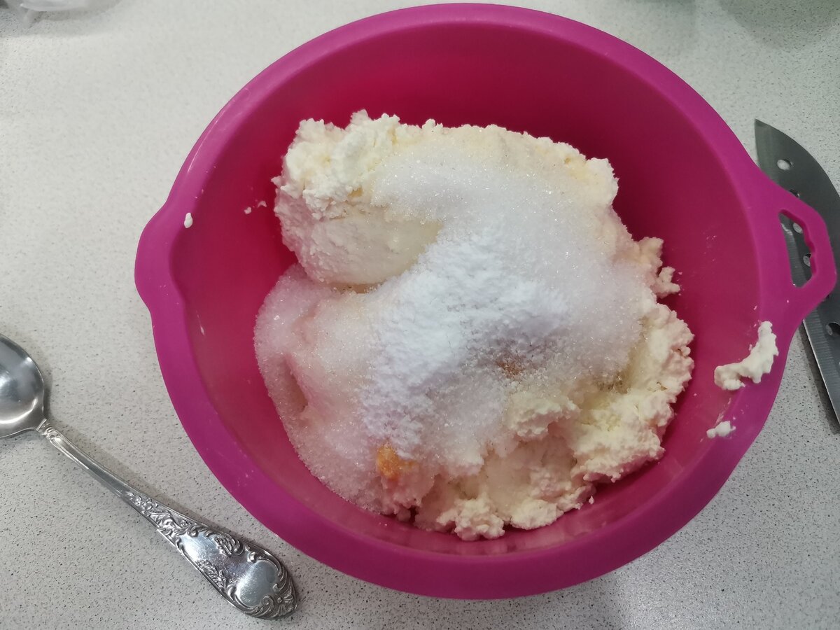 В глубокой миске смешать творог, яйца, сахар, ванильный сахар и манку. При помощи погружного блендера превращаю в однородную массу