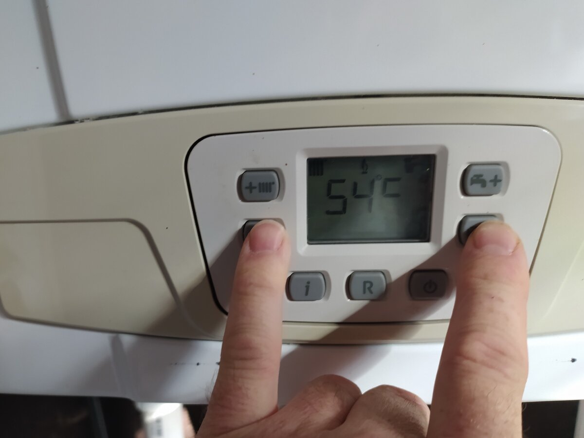 Для того, чтобы войти в сервисное меню котла, нужно зажать эти две кнопки на 5 секунд. Так сказать, покажи котлу рога. Фото автора