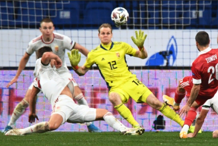 Взято из открытых источников Яндекс картинки.

Доброго времени суток Уважаемые читатели!
Россия-Венгрия-0-0.
Да,я всегда защищаю и поддерживаю С.С Черчесова.Да,я спокойно смотрю на ненормальную ситуацию с Ю.В.Жирковым-37 лет человеку,а из него продолжают пить соки в сборной.
Черчесов Станислав Саламович.Тема наитруднейшая,как для понимания личности,так и для понимания сути происходящего в нашем футболе.
Разбор полетов оставим профессионалам,типа В.Евсеева или Ю.П.Семина.Они лучше меня разберутся в стратегии,тактике и в каждом отдельно взятом футболисте.Я же остановлюсь на некоторых аспектах игры,чисто психологических.
А.Шунин-все таки это весьма сильный вратарь.Не выключается из игры-первый тайм,начало-отраженный удар,хоть и из офсайда.
А.Мирончук-наверное самый слабый матч,который я видел с его участвием.Тут,скорее всего-просто надо ждать,пока Антон заматереет и окончательно выйдет из тени своего брата.
А.Дзюба-а вот это-тема монографии как минимум).Самый главный,на мой взгляд,штрих в его игре сегодня-ПЕРВЫЙ ЕГО удар по воротам соперника произошел,когда на поле вышел А.Соболев.Остальное время Артем сидел в засаде на подыгрыше.А это уже-звонок Главному тренеру!Артем накушался игры.Да и возрастом не молодеет.Как мне,так по моему А.Соболева надо было выпускать не за 10 минут до конца,а где то минуты с 60 ой.Тогда,может быть и получилось у этого новоявленного тандема.Или,все таки лучше их использовать по одному,Дзюбу и Соболева?
Сам же финальный счет,как никого не должен возмущать,так и никого не должен печалить или радовать.Сила нашей сборной такова,что нужно по возможности собирать сперва САМЫХ,САМЫХ-а уж потом на что то расчитывать.Думаю-со мной многие согласятся.
Всего самого наилучшего,мои Уважаемые читатели!
Если ничто не мешает-ставьте пожалуйста Лайк или делитесь моей статьей с друзьями.Можно и с врагами)
Удачи Всем и до скорых встреч!С Уважением Философ жизни.