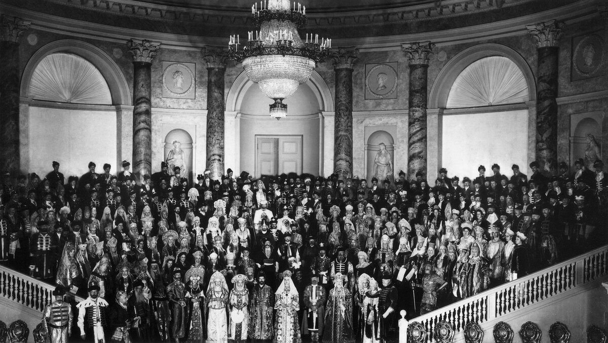 Групповой портрет участников костюмированного бала 1903 года в Зимнем дворце