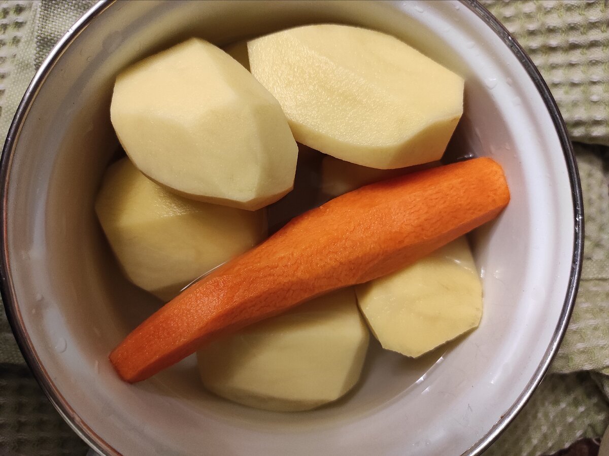 Овощи почистим заранее, иначе чечевица может развариться пока мы их чистим