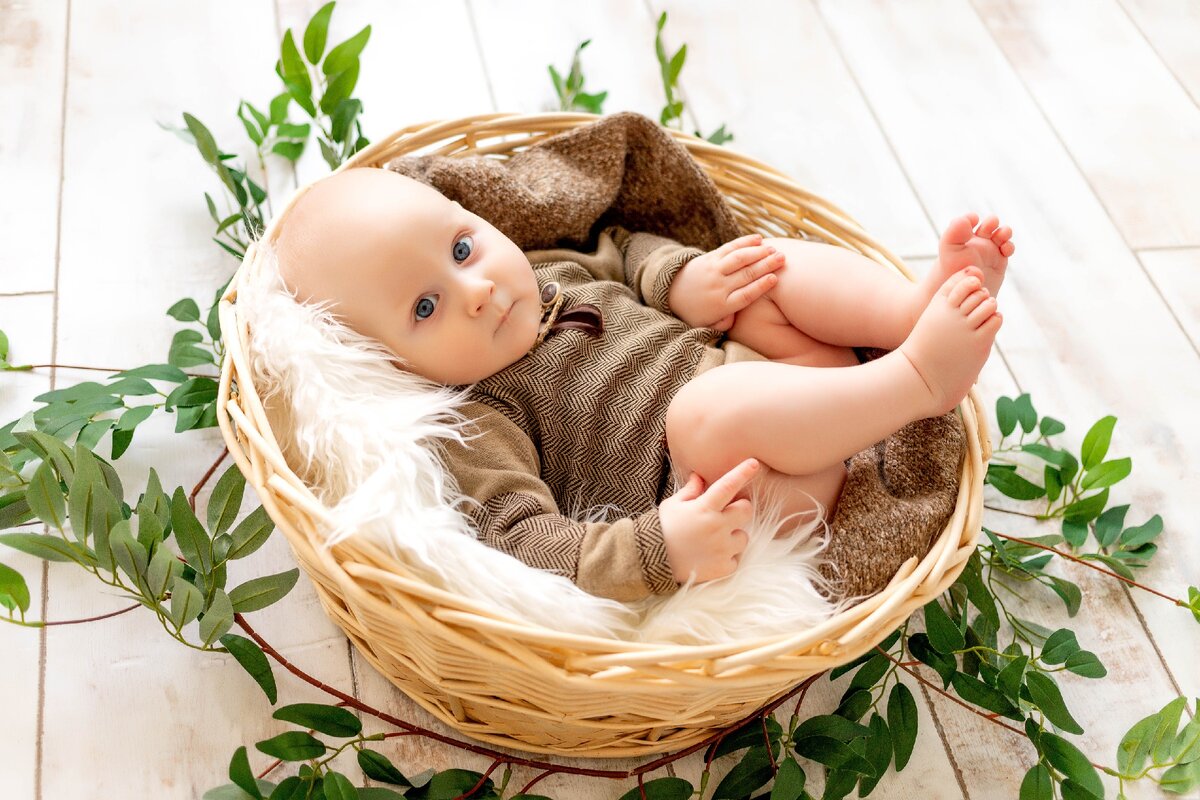 Сонник маленький младенец. К чему снятся маленькие дети. Black girl Throws Baby in a Basket.