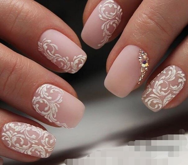 Вензеля на бежевом цвете акриловой пудрой с блеском смотрятся очень нежно, а стразы акцентируют.