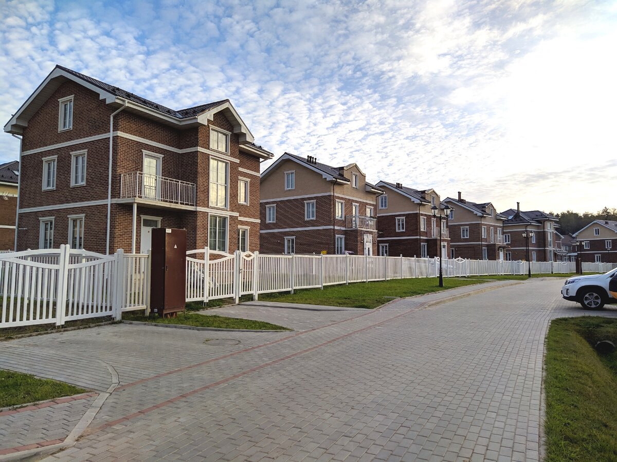 Дома-близнецы в коттеджном посёлке