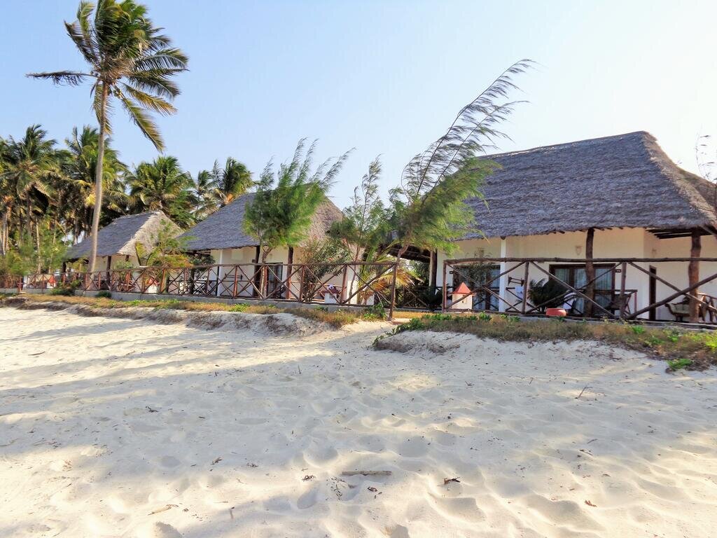 С сайта: https://www.booking.com/hotel/tz/shungi-beach-resort.ru.html