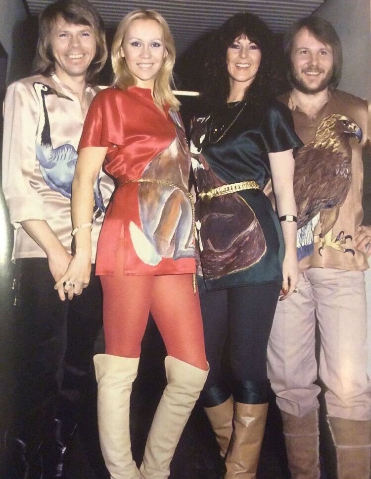 Участники ABBA в 1978-м году на радио BBC в Лондоне. В том же году была записана и Summer Night City, и поначалу её не включили в следующий альбом Voules Vouz (1979). Однако, сингл с ней имел такой успех, что начиная с середины 90-х, песню включили во все его переиздания.