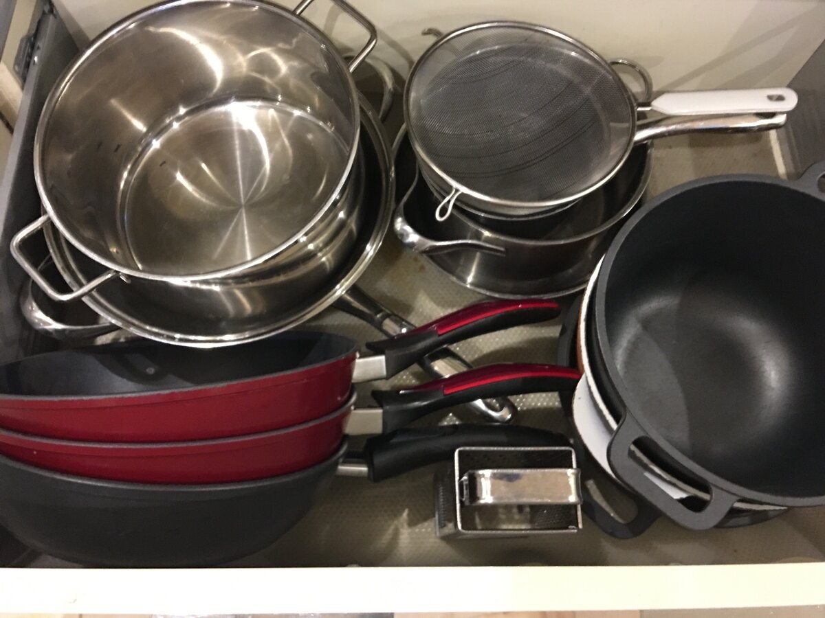 Шкаф с кастрюлями.