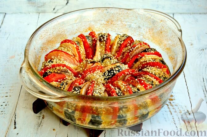 скумбрия (замороженная), помидоры, лук репчатый, лимон, соль, перец чёрный молотый, кунжут, масло растительное, зелень петрушки (для подачи)