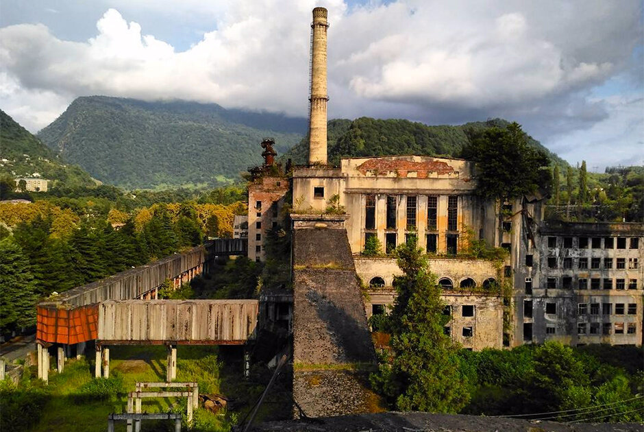 Заброшенная грэс ткуарчал абхазия. Города абхазии башня слов. Ткварчели абхазия. Ткуарчал. Город ткварчал абхазия.