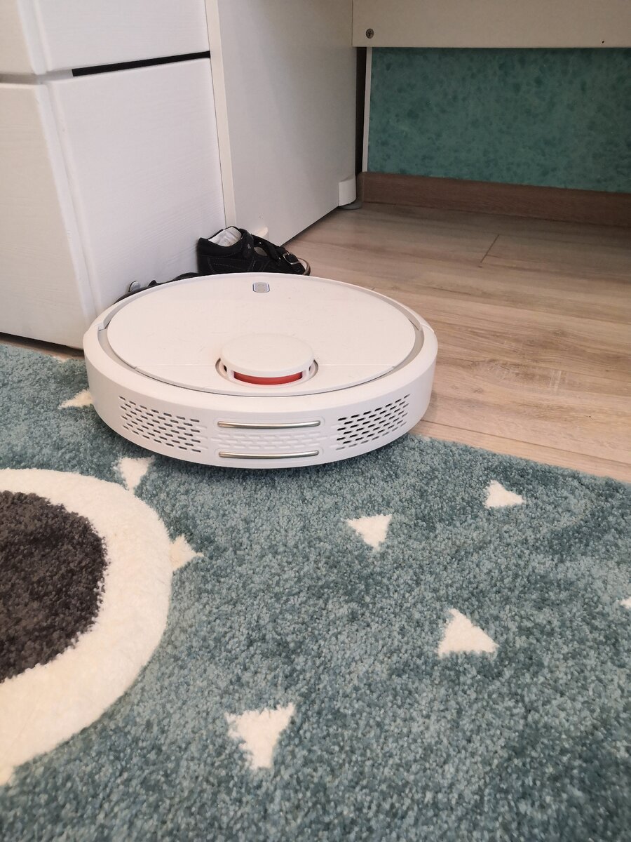 Легко заезжает на ковер