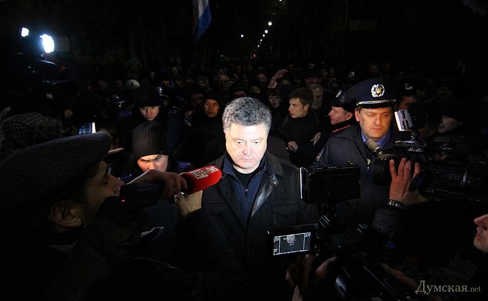 Смелый поступок от Порошенко. Но все запомнят, как гнали  его оттуда ссаными тряпкаии