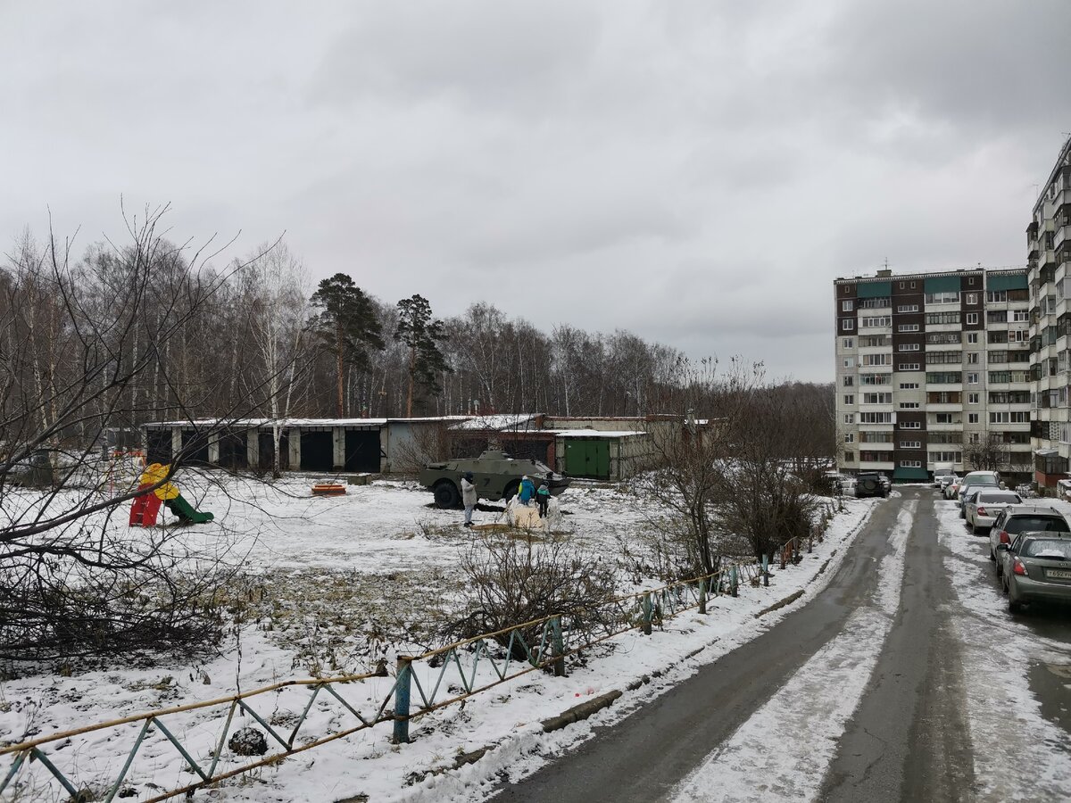 Таким я его увидел заехав во двор. 