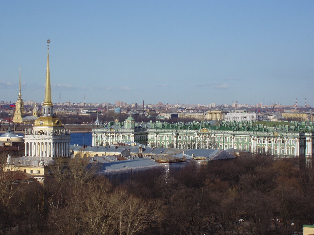 Вот это все, по мнению альтернативщиков, было засыпано слоем земли, а Петр просто приказал все откопать. Похоже, до прихода Петра Нева текла в глубоком каньоне