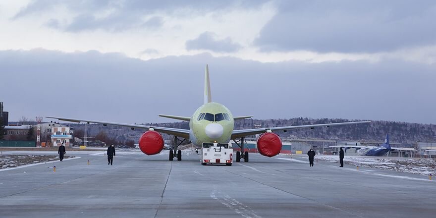 мс 21 с российскими двигателями буксируют на ЛИС