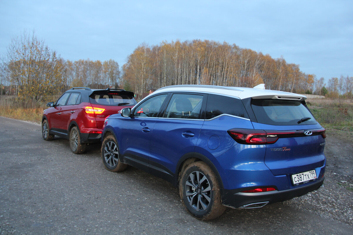 У Chery Tiggo 7 Pro белая крыша и сам он от брутального передка до задних фонарей выглядит броско.