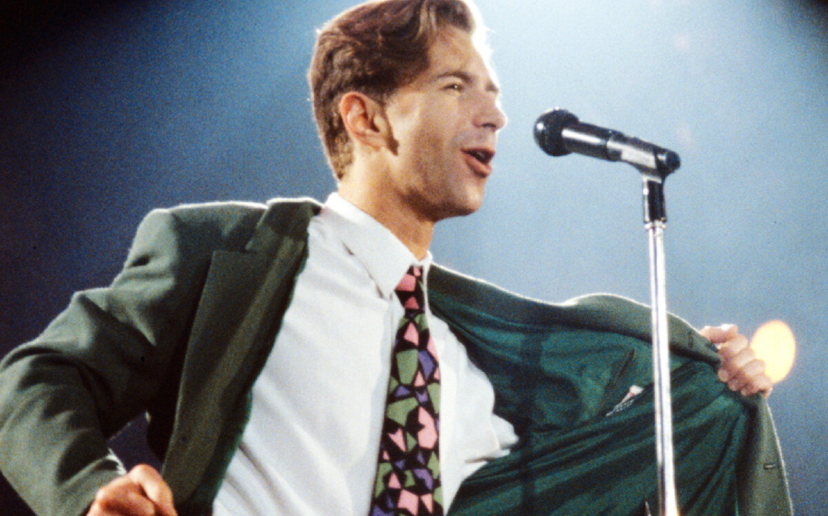 Таким был Сюткин в составе группы "Браво". 