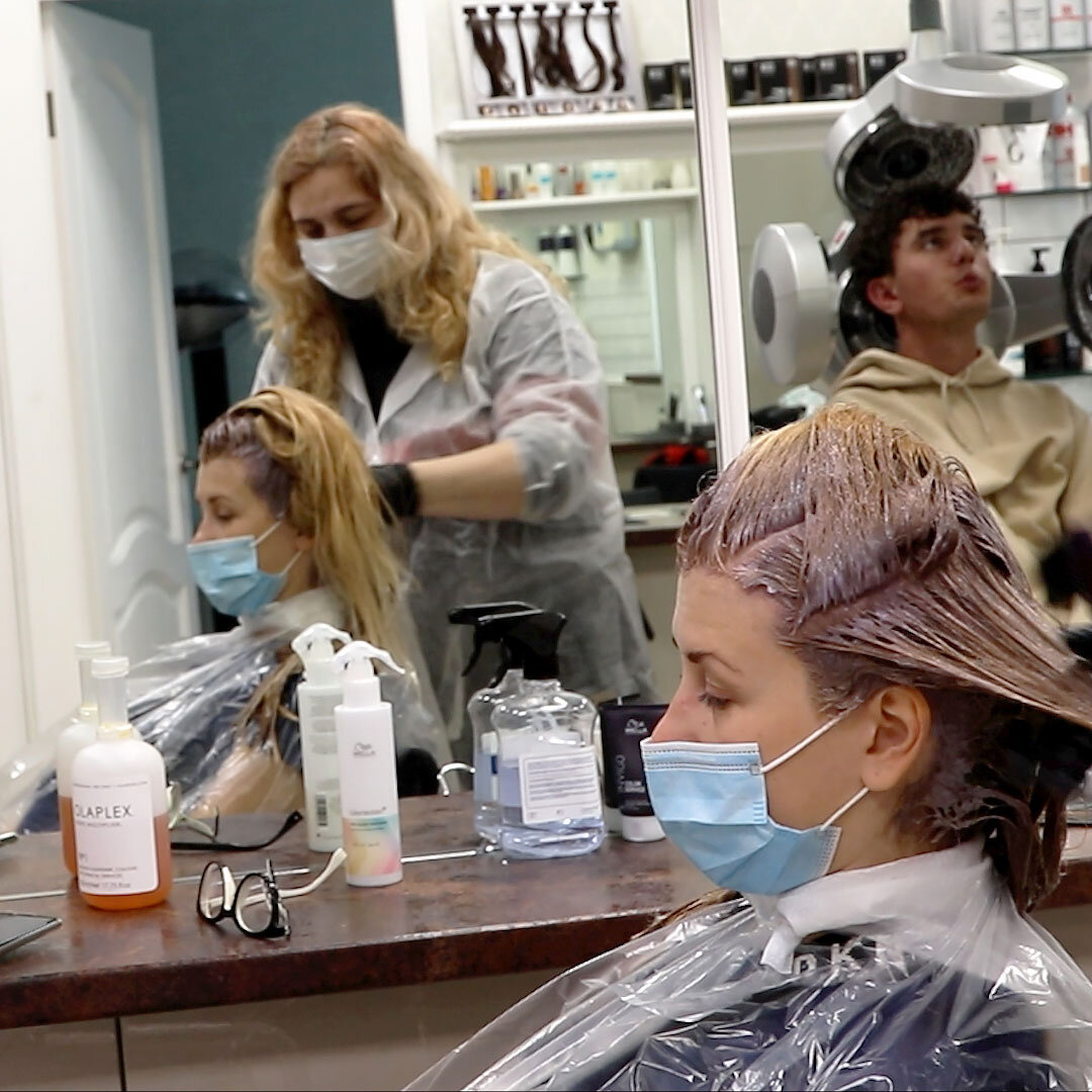 Процесс окрашивания волос в салоне красоты