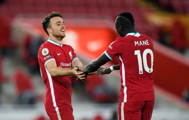 Сейчас у «Ливерпуля» наступил тяжёлый период. Но, как мы увидели в матче с «Сити», они сильны командной структурой, а не отдельными личностями. Их контрпрессинг, умение нейтрализовать и выявить слабые стороны соперника никуда не исчезнут. А это значит, что даже несмотря на промежуточное третье место в турнирной таблице, «Ливерпуль» по-прежнему фаворит в борьбе за чемпионство.Дело в структуре игры и покупке Диогу Жоты.

Печальные известия пришли из «Ливерпуля». В матче против «Манчестер Сити» Трент Александр-Арнольд получил повреждение икроножной мышцы и пропустит около четырех недель. Недавно стало известно и о травме Джо Гомеса.

Напомню, до этого в лазарете оказались Вирджил ван Дейк (разрыв крестообразных связок) и Тьяго Алькантара (травма колена).

Потери серьёзные. Но, несмотря на них, «Ливерпуль» всё равно остается фаворитом этого сезона в АПЛ. Разбираемся почему.

МОЩНАЯ ТРАНСФЕРНАЯ КАМПАНИЯ И КОНКРЕТНО ДИОГУ ЖОТА


К началу сезона 2020/21 «Ливерпуль подошёл в полной боевой готовности. Удалось выгодно продать центрального нападающего Райана Брюстера в «Шеффилд Юнайтед» (за 26 миллионов евро) и центрального защитника Деяна Ловрена в «Зенит» (12 миллионов евро). Что касается покупок, то окно вышло просто великолепным: приобрели центрального полузащитника «Баварии» Тьяго Алькантару (22 миллиона евро), левого защитника «Олимпиакоса» Константиноса Цимикаса (13 миллионов евро), а также левого вингера Диогу Жоту из «Вулверхэмптона», который стал самой дорогой покупкой «красных» в прошлом трансферном окне (44,7 миллионов евро).

О Жоте стоит поговорить отдельно. В этом сезоне Клопп успел попробовать его аж на пяти позициях, и на каждой без исключений Диогу забивал. Помимо своего номинального амплуа (левый вингер), Жота выходил на правом фланге полузащиты и нападения, а также левым полузащитником. Но самый огненный перфоманс португалец показал, будучи центрфорвардом в матче Лиги чемпионов против «Аталанты». Тогда Жота оформил хет-трик и помог команде одержать разгромную победу со счетом 5:0.


Помимо впечатляющей универсальности и первоклассного голевого чутья, у него великолепный дриблинг. Также Диогу хорошо отрабатывает в контрпрессинге, что очень ценится в структуре игры «Ливерпуля». «Он талантлив. У него есть скорость, мощь, техника, он владеет обеими ногами. Он намного лучше, чем я думал, и это действительно впечатляет», – восхищается португальцем Юрген Клопп.

На данный момент Жота чаще выполняет роль джокера, однако в случае новых кадровых потерь он сможет безболезненно стать отличным вариантом на пяти разных позициях стартового состава, так как он отлично справляется и с ролью игрока основы (матчи против «Сити» и «Аталанты» – яркое подтверждение).

ГЛУБИНА СОСТАВА И СТРУКТУРА ИГРЫ ПОЗВОЛЯТ КЛУБУ СТАБИЛЬНО НАБИРАТЬ ОЧКИ


К завершению перерыва на матчи сборных в состав «Ливерпуля» должен вернуться Тьяго Алькантара. Вы же помните, на что он способен, когда находится в форме? И ведь в матче с «Челси» он ещё не был полноценной частью структуры игры «красных». В арсенале Тьяго множество полезных навыков: он отлично владеет коротким и длинным пасом, великолепно протаскивает мяч, а по данным статистического портала Fbref в прошлом сезоне входил в тройку лучших игроков «Баварии» по отборам и перехватам. С ним центр поля «Ливерпуля» будет огненным.

С атакой и полузащитой – полный порядок. А что с обороной? Там хуже, но поправимо. В центре на месте травмированных Вирджила ван Дейка и Джо Гомеса может сыграть пара Матип – Филиппс.


Натаниэль Филиппс очень достойно дебютировал в матче против «Вест Хэма». Был надёжен в штрафной, совершил 9 выносов и 5 раз выиграл верховую борьбу. Он точно заслужил шанс снова выйти в старте. В качестве возможного дублёра можно привлечь 18-летнего Сеппа ван дер Берга.

Что касается позиции правого фланга обороны, то Александр-Арнольд чаще был плеймейкером, нежели защитником. Он приносит огромную пользу в атакующем плане, но никак не в оборонительном. К слову, именно этим воспользовалась «Астон Вилла» в матче, который закончился разгромным поражением «Ливерпуля» 2:7. Трент оставлял много пространства за спиной, поскольку был зациклен на атаке.

В отсутствие Трента у «красных» точно не будет проблем с атакой, а вот его позицию может надёжно закрыть Джеймс Милнер. Амплуа флангового защитника для него не чужое, а также он всегда сосредоточен исключительно на обороне. Для подмены есть 19-летний Неко Уильямс, который уже имеет опыт игры в Премьер-лиге.

