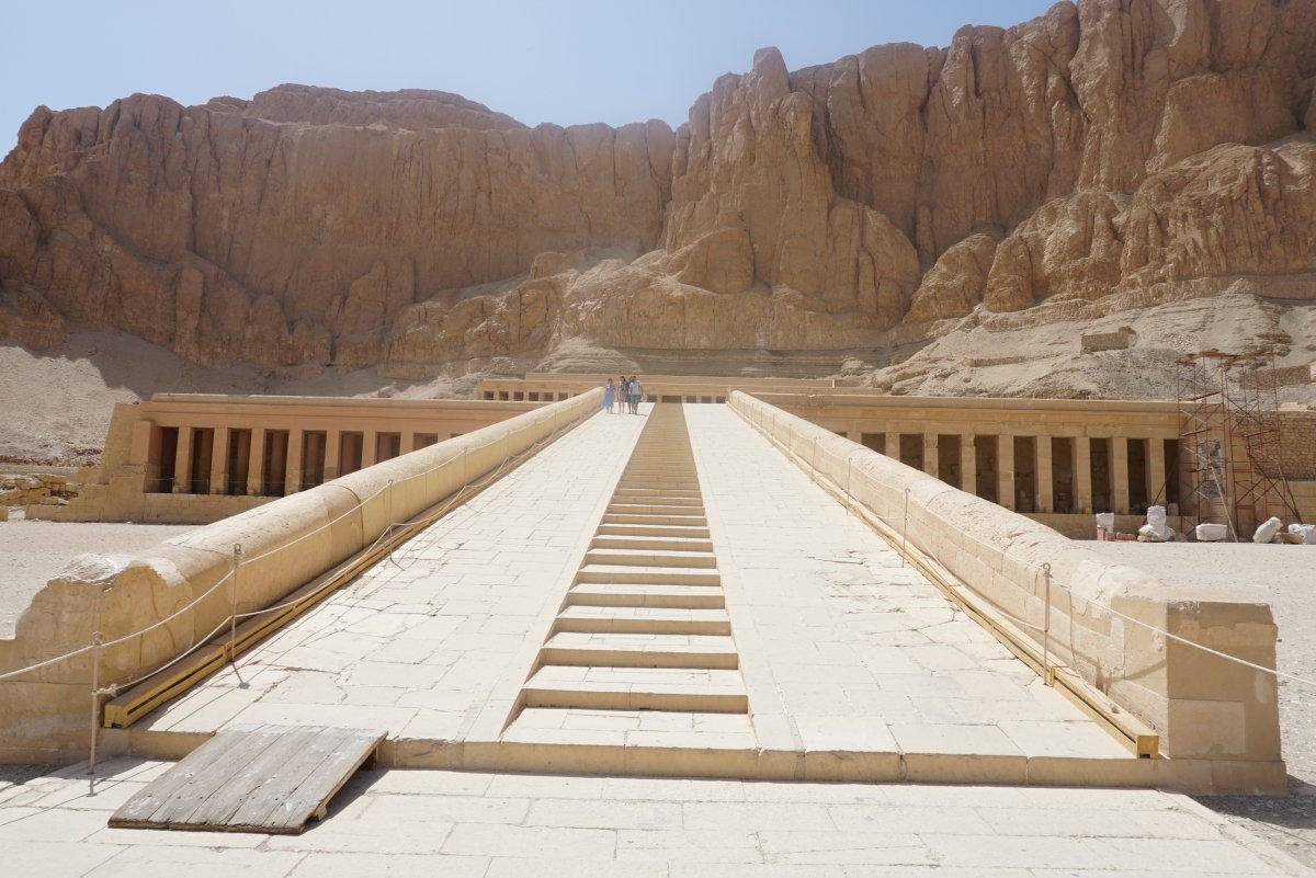 Пандус, ведущий на нижнюю террасу храма царицы Хатшепсут. XVI век до н.э.