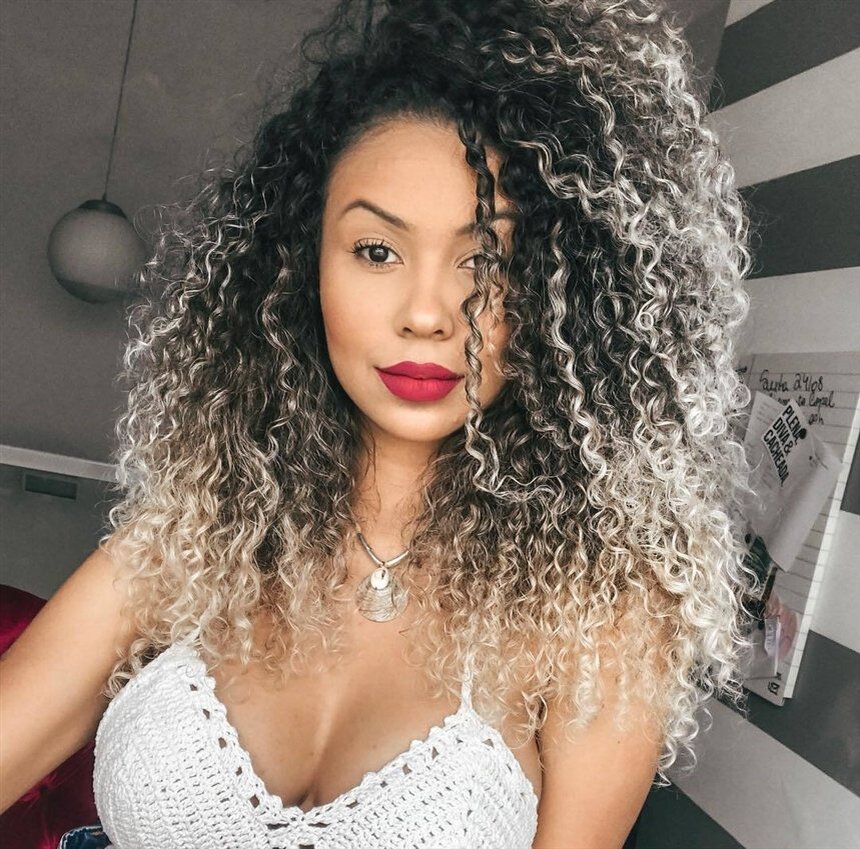 Источник фото: https://miridei.com/idei-krasoty/idei-prichesok/12-stilnyh-prichesok-dlya-sedyh-volos/