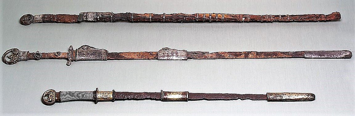 Мечи канто-но тати (VI век). Самый длинный - 73,7 см. (Metropolitan museum).