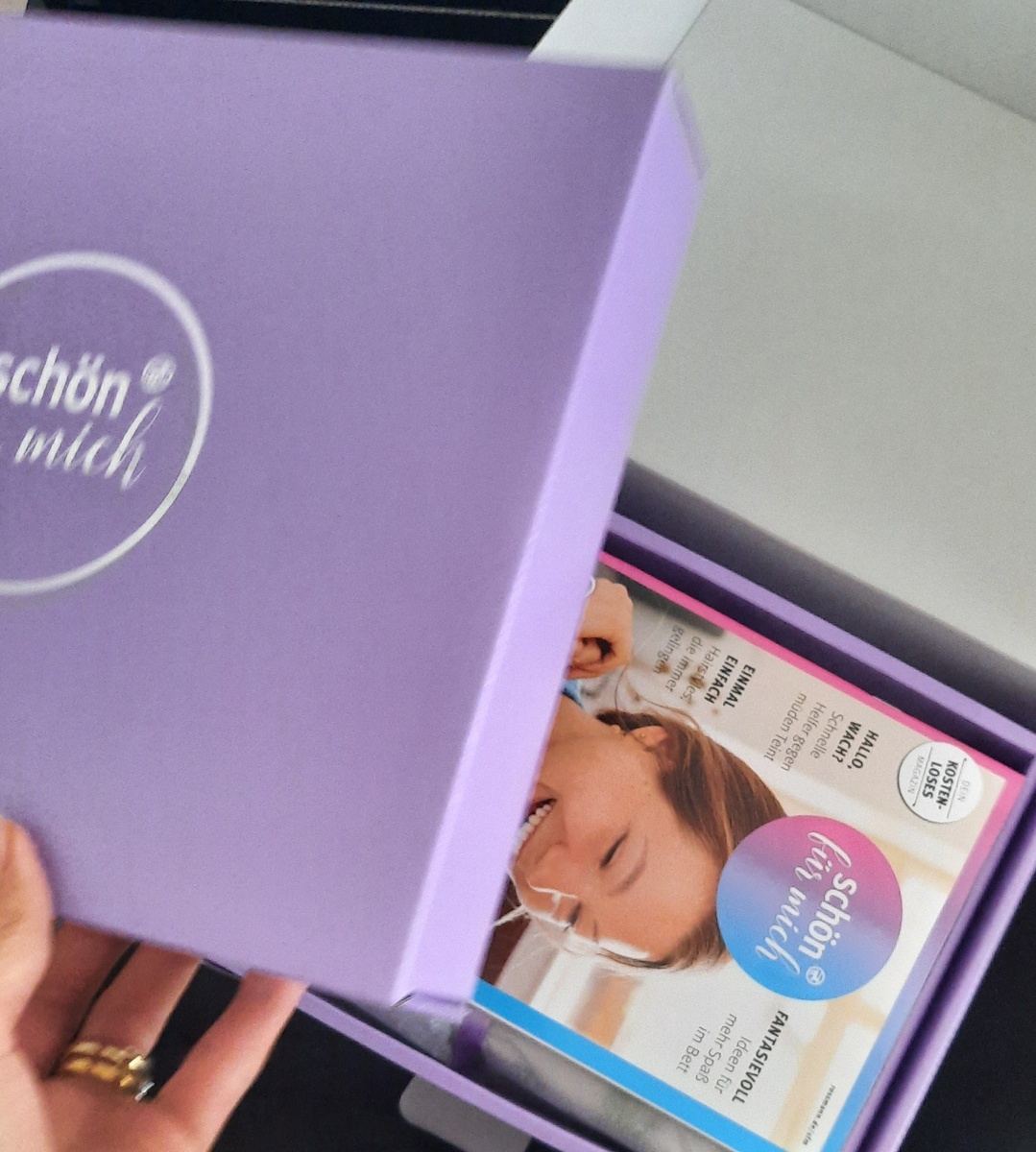 В начале лежит журнал и буклет .