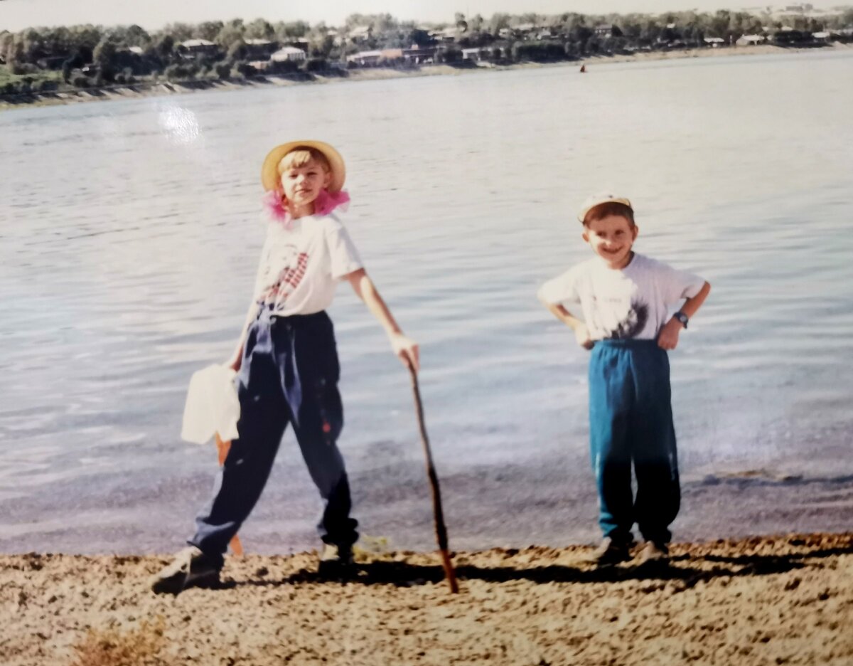 Фото из личного архива. Слева -я, иногда банты все же были)))