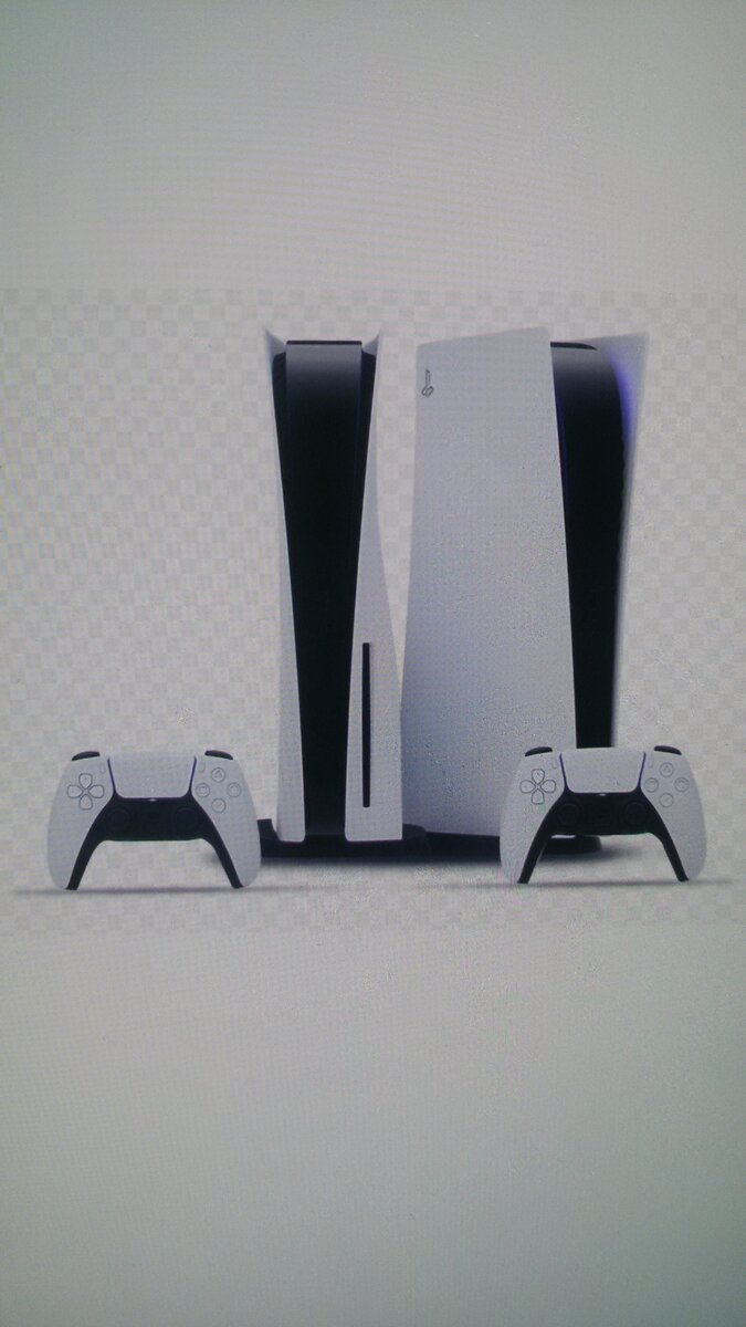 Слева версия консоли с оптическим приводом, с права без него