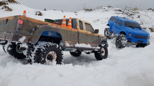 Радиоуправляемый американский пикап и Ford Raptor по снегу