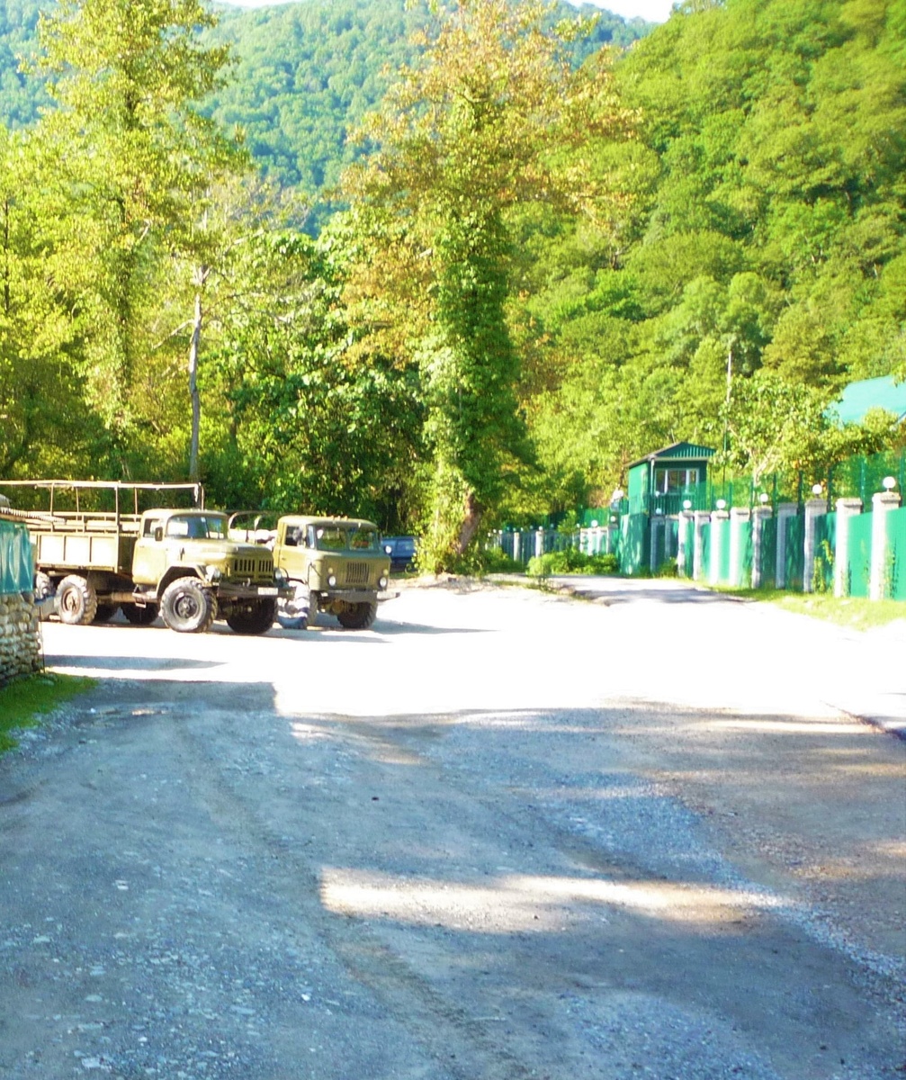 Аул Большой Кичмай. Позади - машины для речного джиппинга ЗиЛ-131 и ГАЗ-66.