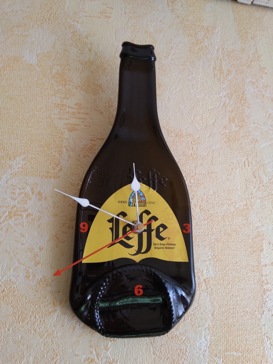 Часы из бутылок.