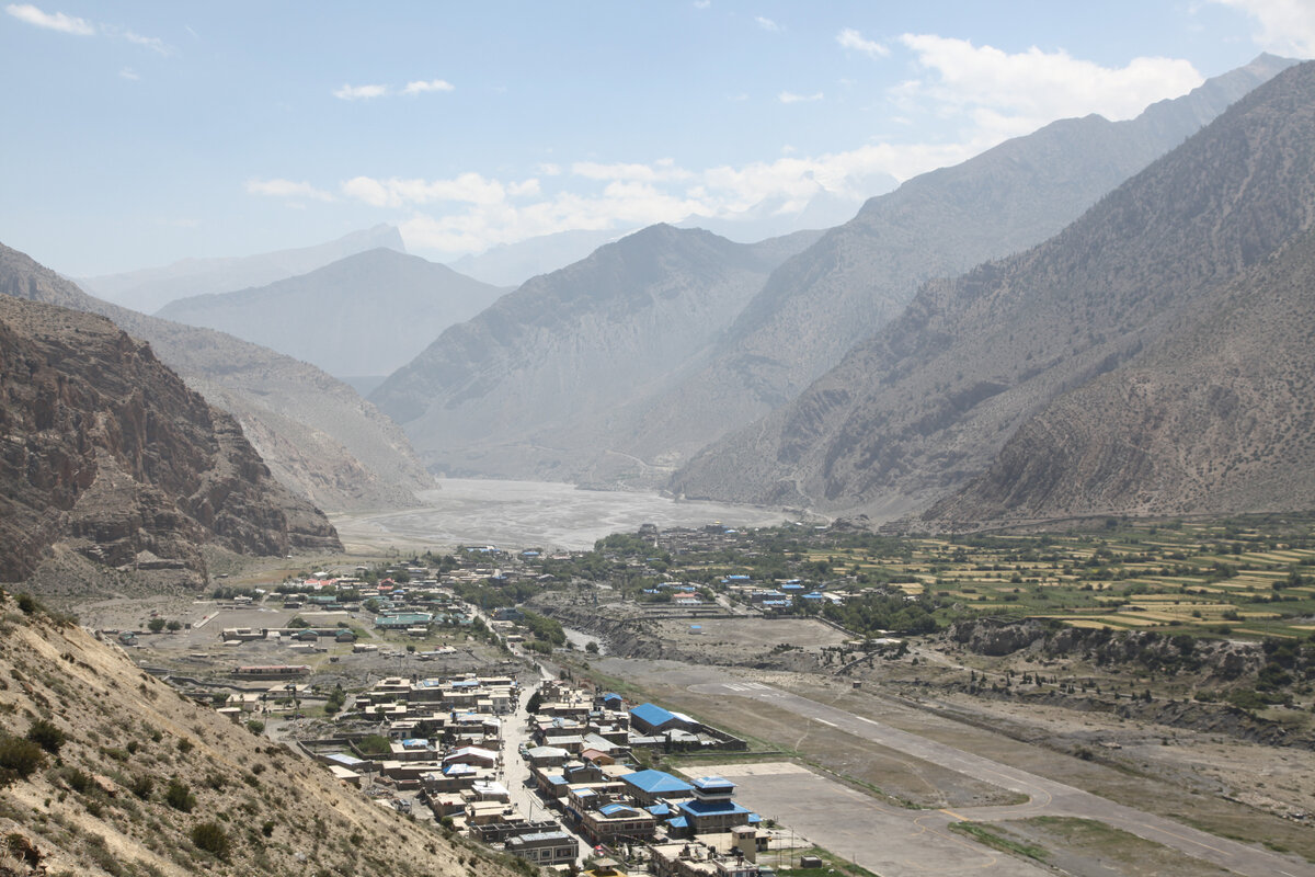 Аэропорт в Джомсом, Мустанг