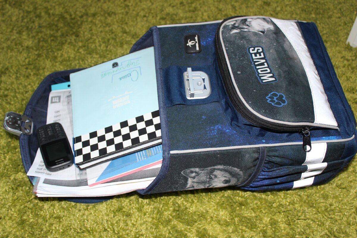 Даже, если сын роняет телефон, для старичка Нокиа это не страшно  