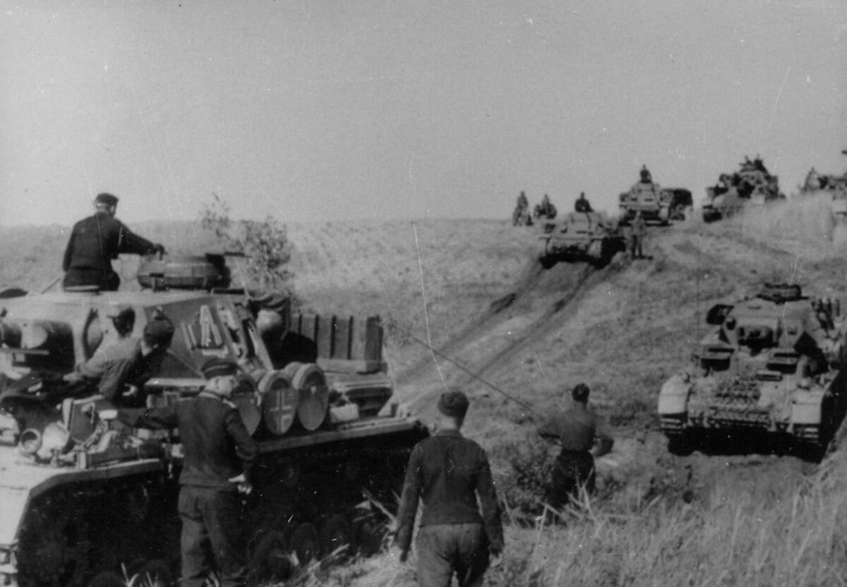 Немецкие танки в наступлении во время операции «Барбаросса». Источник: waralbum.ru