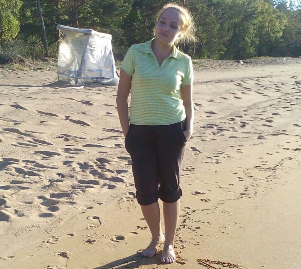 На заднем плане наша походная баня. В Байкале можно поплескаться, но в конце сентября вода  бррр холодная. 