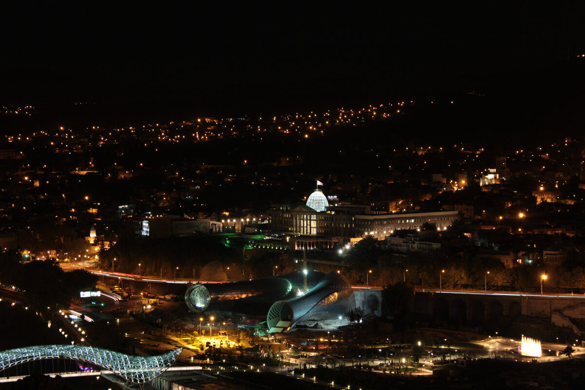 На фото огни вечернего Тбилиси