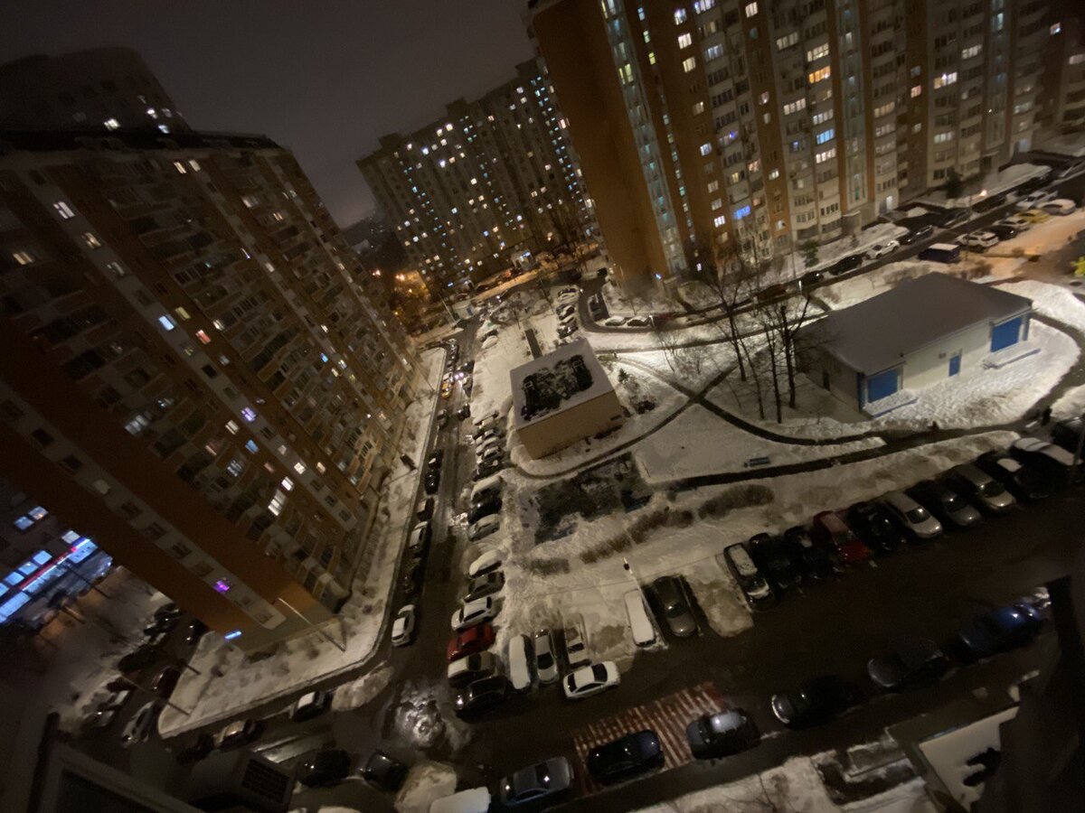 Двор в спальном районе Москвы