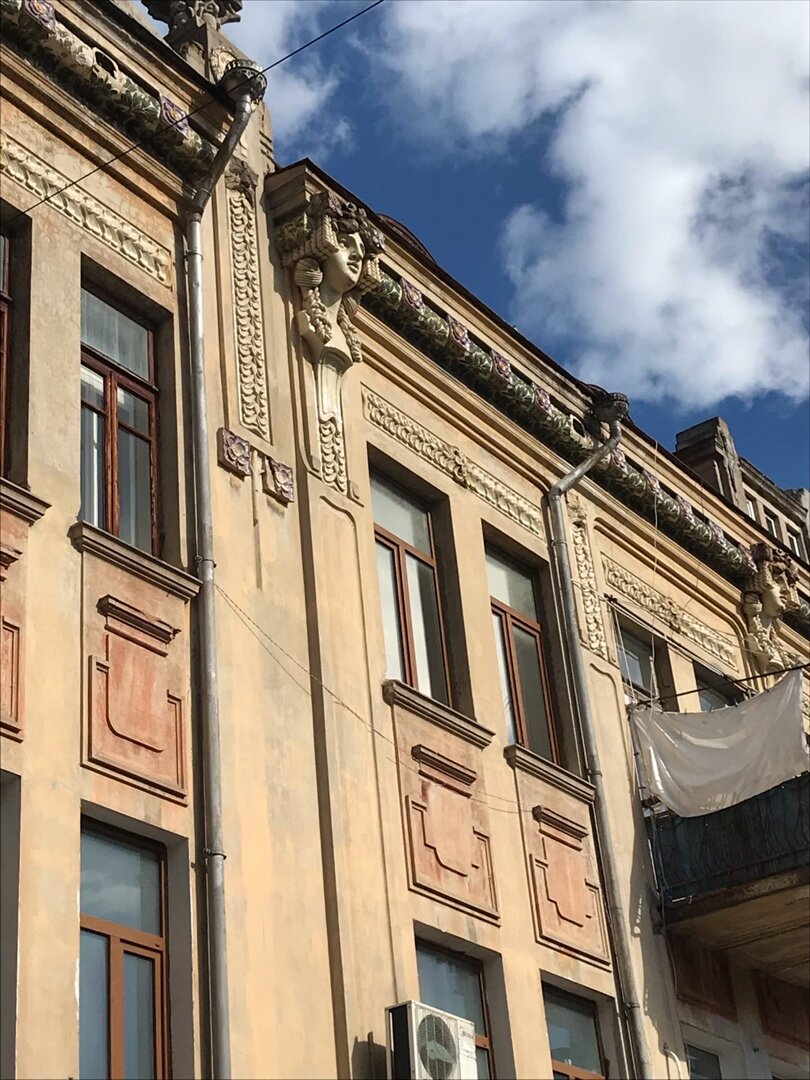 Роскошная майолика сохранилась до наших дней. 