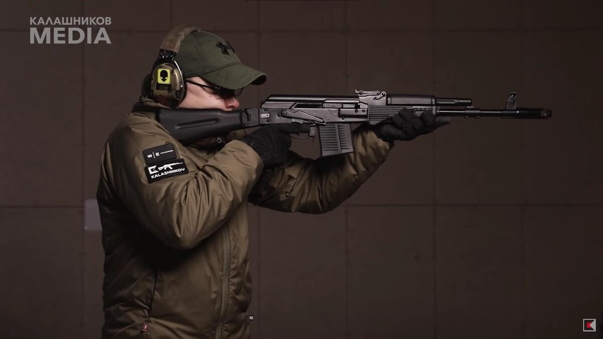 Специалист Группы компаний "Калашников" Георгий Губич тестирует новый карабин TG2 "Mustangnum" | Источник: Калашников. Медиа