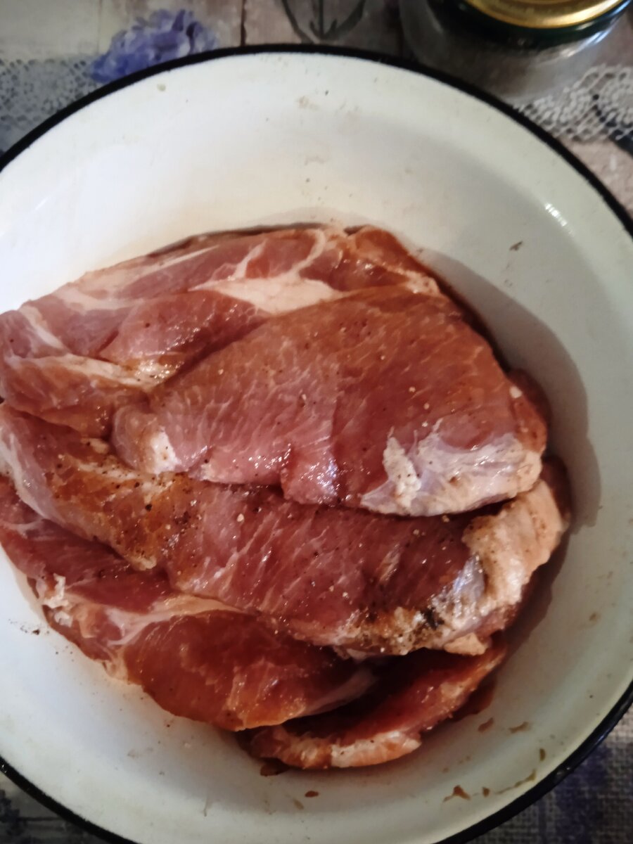Уже замаринованное мясо свинины