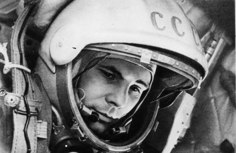 Юрий Гагарин готовится к полету