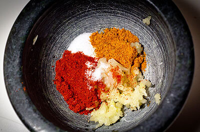 Добавить соль, красный перец и приправы.

